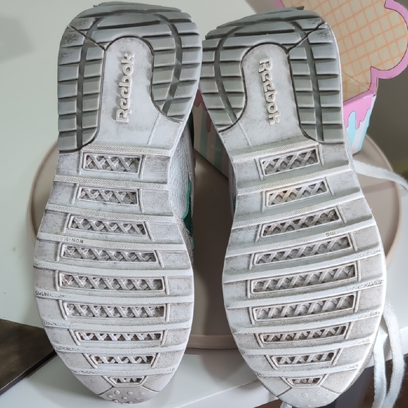 🎉Host Pick🎊 Reebok Kids Athletic Shoe- White and Green - Picture 5 of 10